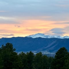 Pikes Peak Views + Acreage + Hot Tub 5 BD 4 BA 10 Minutes to USAFA