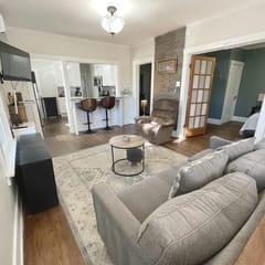 The Wildflower Cottage 3 BD 1 BA Fenced Yard, Deck & Patio, Views of the Mountains- Minutes to The Garden of the Gods