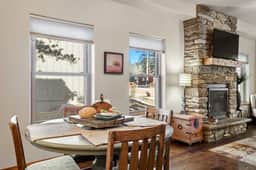 Black Bear Cabin Sleeps 8, 2 BD 1.5 BA Newer Build, Walk into Town