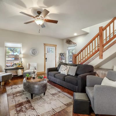 Black Bear Cabin Sleeps 8, 2 BD 1.5 BA Newer Build, Walk into Town