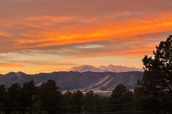Glorious Pikes Peak Views + 5 Private Acres + Hot Tub 5 BD 4 BA  Close to USAFA - Image 1