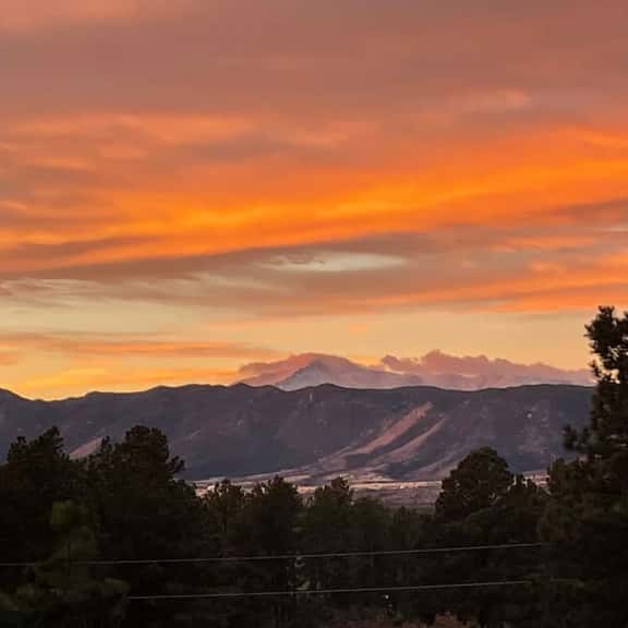 Glorious Pikes Peak Views + 5 Private Acres + Hot Tub 5 BD 4 BA  Close to USAFA - Image 1