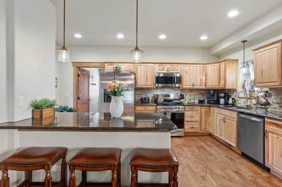 Black Bear Cabin Sleeps 8, 2 BD 1.5 BA Newer Build, Walk into Town