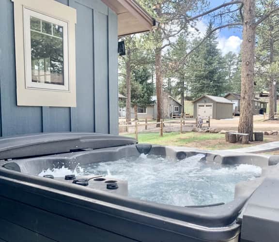Black Bear Cabin Sleeps 8, 2 BD 1.5 BA Newer Build, Walk into Town