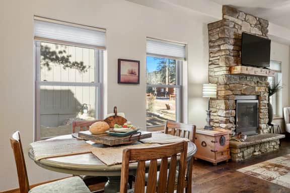 Black Bear Cabin Sleeps 8, 2 BD 1.5 BA Newer Build, Walk into Town
