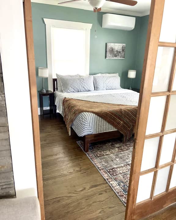 The Wildflower Cottage 3 BD 1 BA Fenced Yard, Deck & Patio, Views of the Mountains- Minutes to The Garden of the Gods