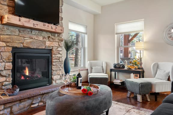 Black Bear Cabin Sleeps 8, 2 BD 1.5 BA Newer Build, Walk into Town